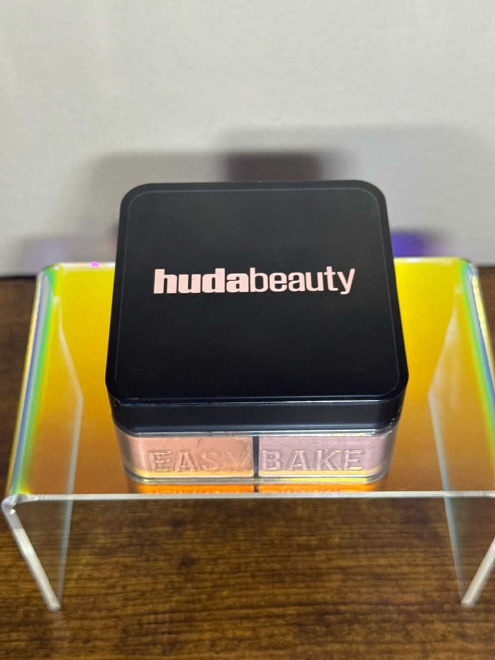 Huda Beauty Easy Bake Loose Powder Brightening + Correcting Duo - Picture 1 of 5